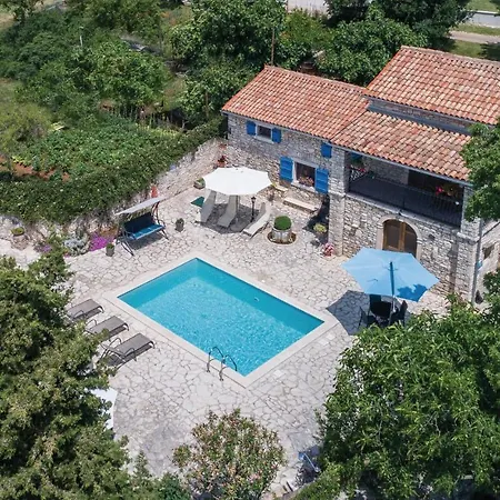 2 Bedroom Awesome In Puntera